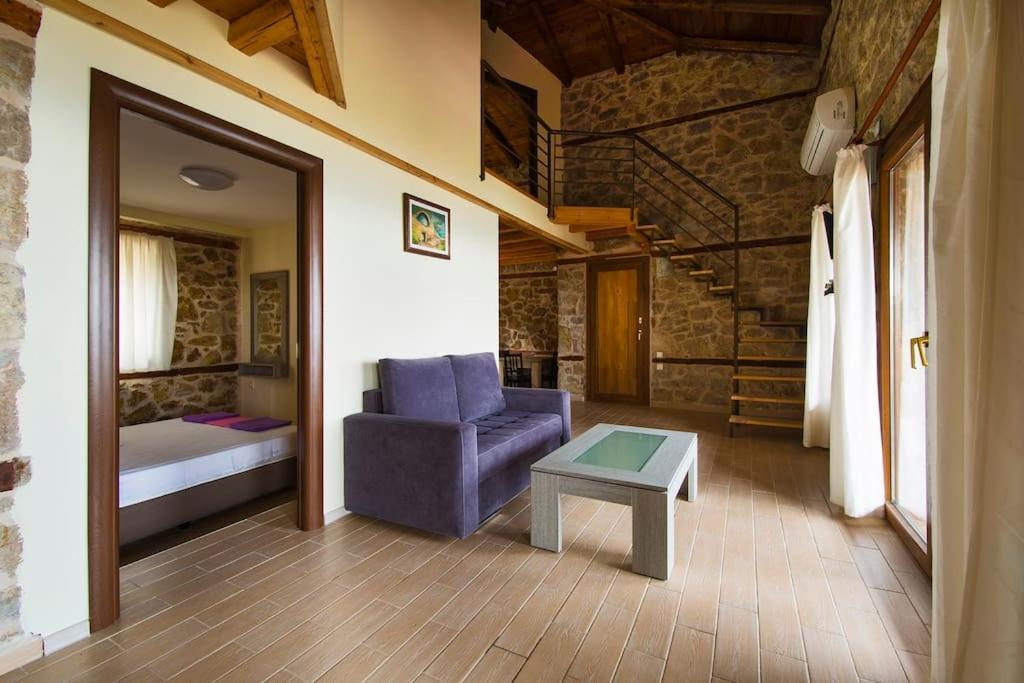 Petrini Spiti * Pyrgadikia